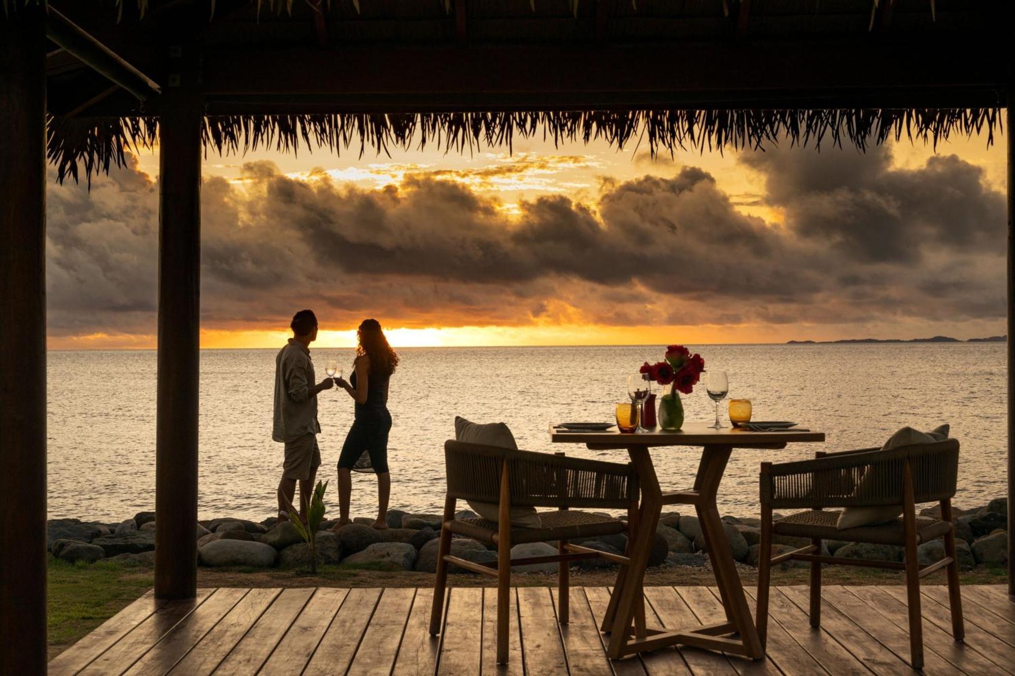 Sheraton Fiji Golf & Beach Resort Denarau Island Bagian luar foto Sunset at the Four Seasons Resort Maldives at Landaa Giraavaru