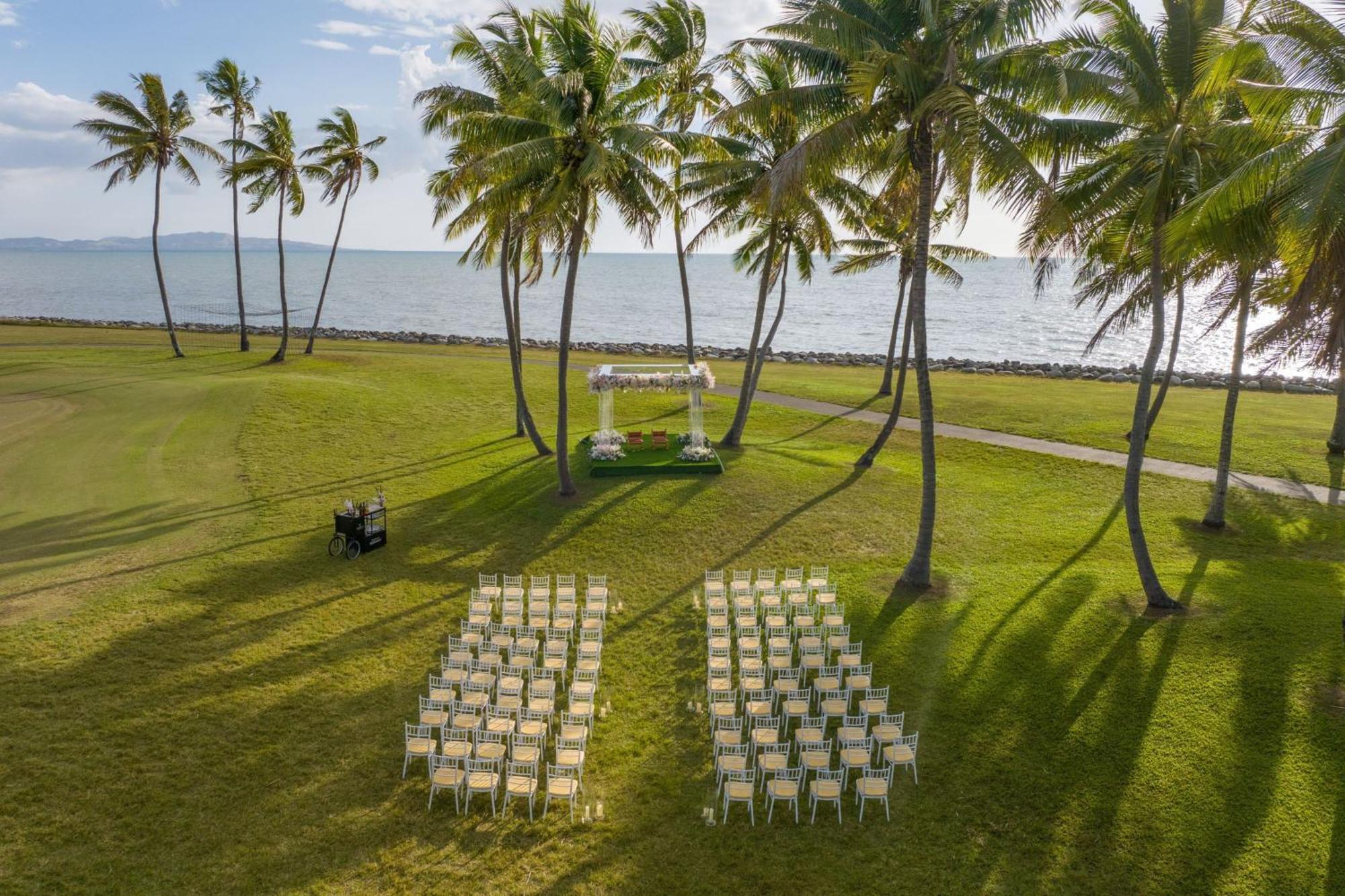 Sheraton Fiji Golf & Beach Resort Denarau Island Bagian luar foto The lawn at the Four Seasons Resort