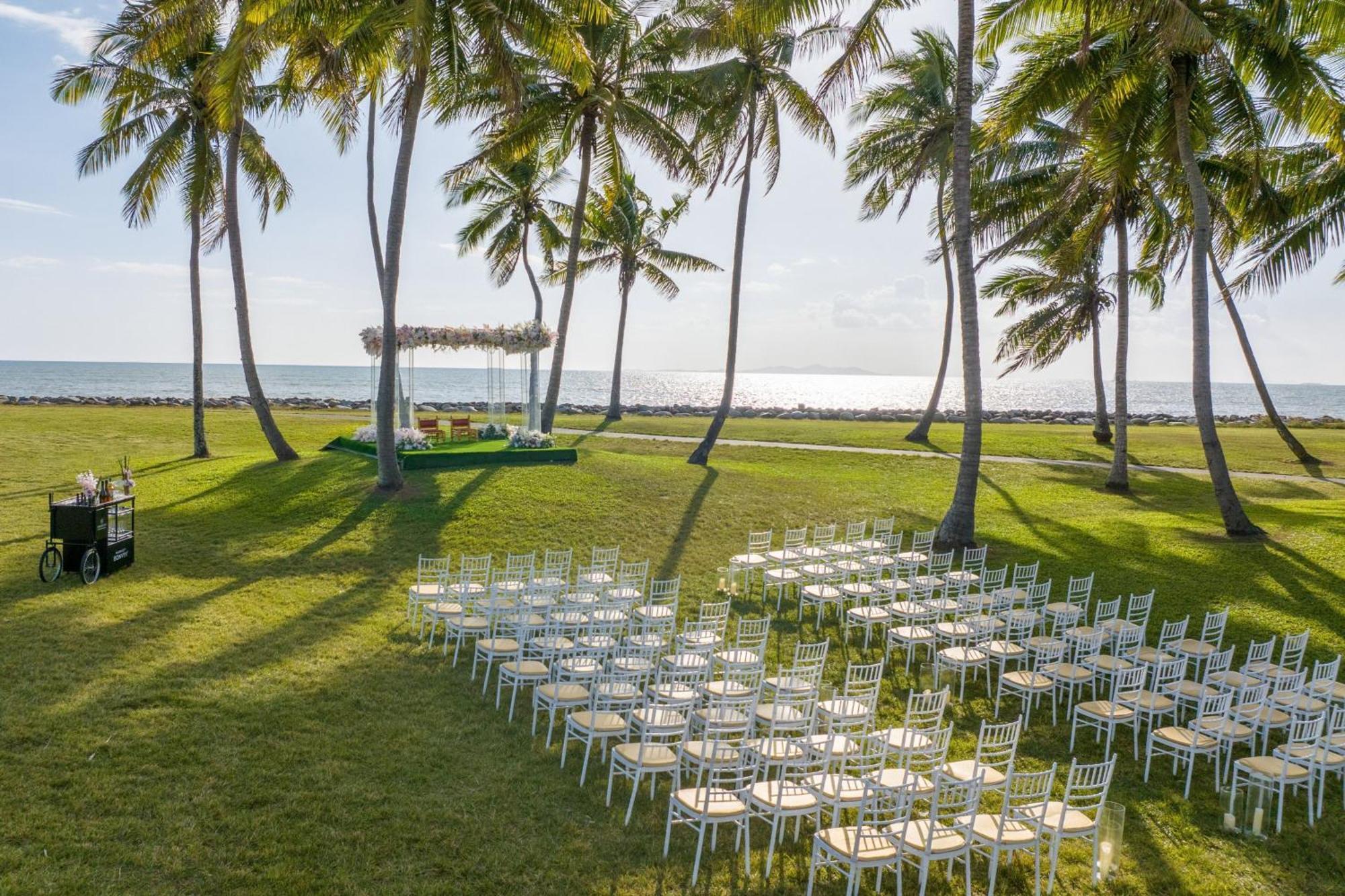 Sheraton Fiji Golf & Beach Resort Denarau Island Bagian luar foto The lawn at the InterContinental Resort
