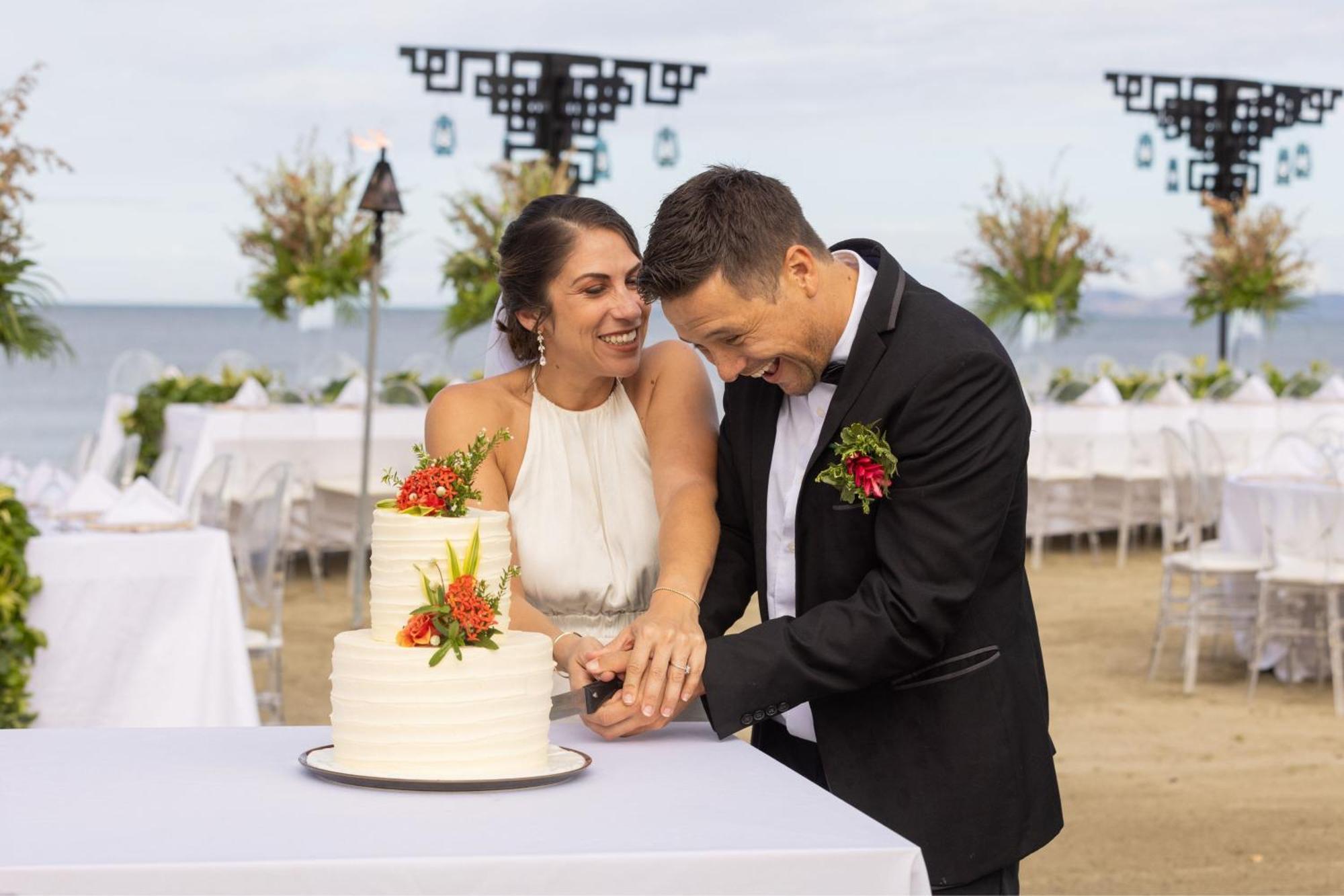 Sheraton Fiji Golf & Beach Resort Denarau Island Bagian luar foto A couple cutting their wedding cake