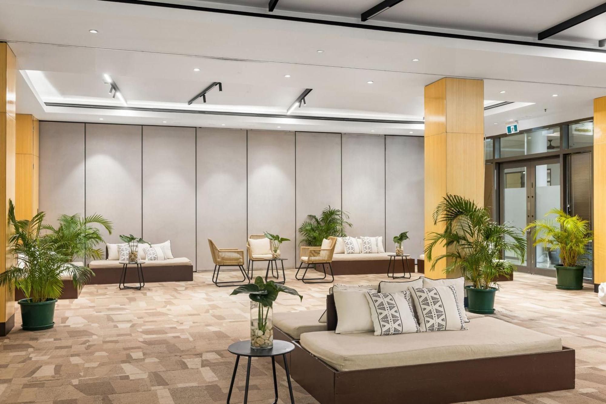 Sheraton Fiji Golf & Beach Resort Denarau Island Bagian luar foto The lobby of the hotel