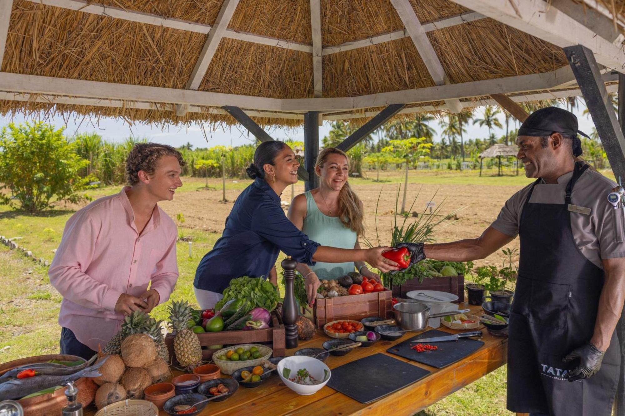 Sheraton Fiji Golf & Beach Resort Denarau Island Bagian luar foto Cooking class at the resort
