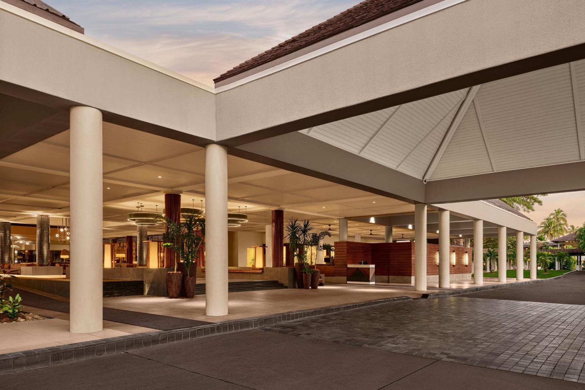 Sheraton Fiji Golf & Beach Resort Denarau Island Bagian luar foto The lobby of the hotel