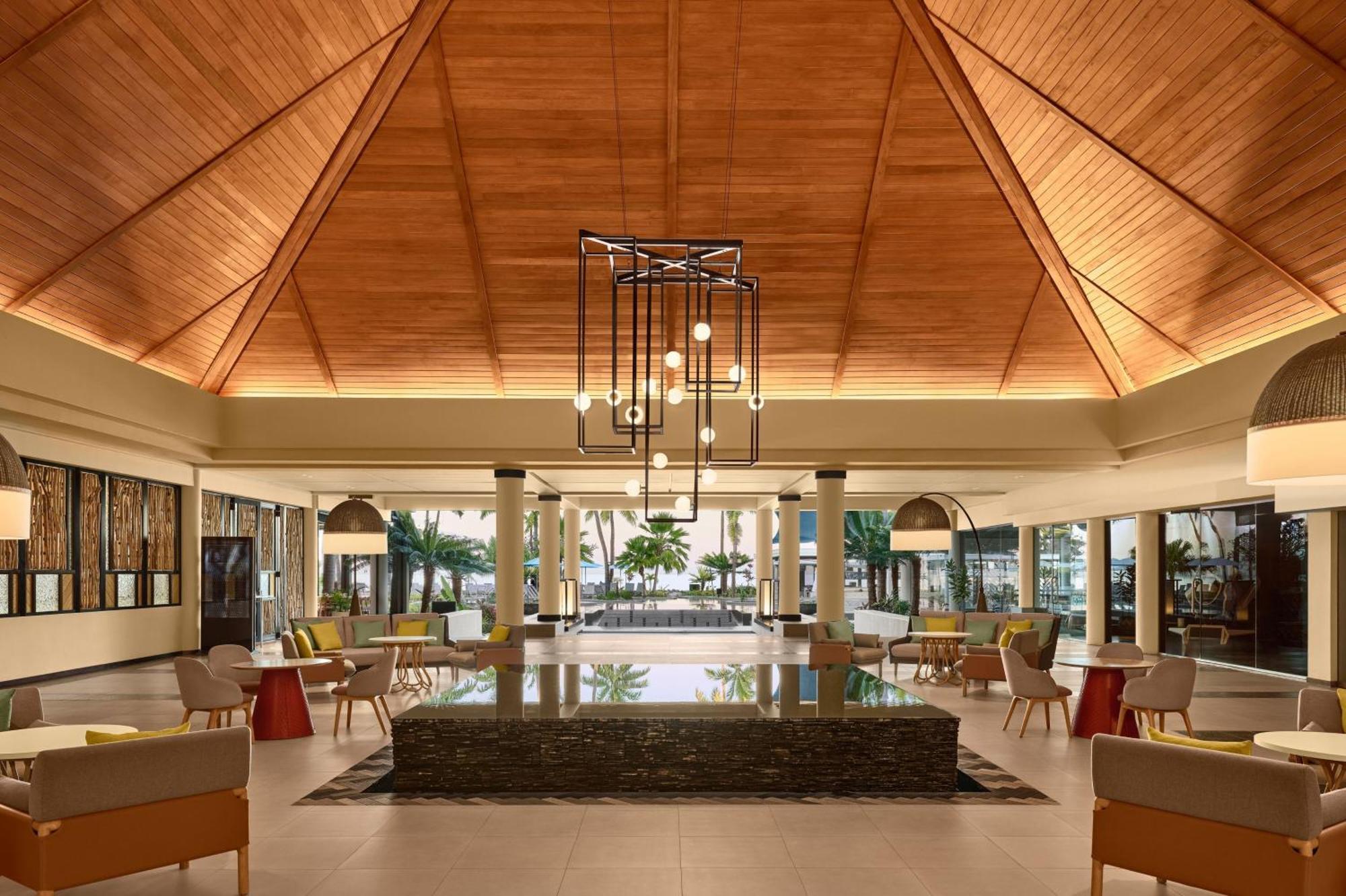Sheraton Fiji Golf & Beach Resort Denarau Island Bagian luar foto The lobby of the hotel