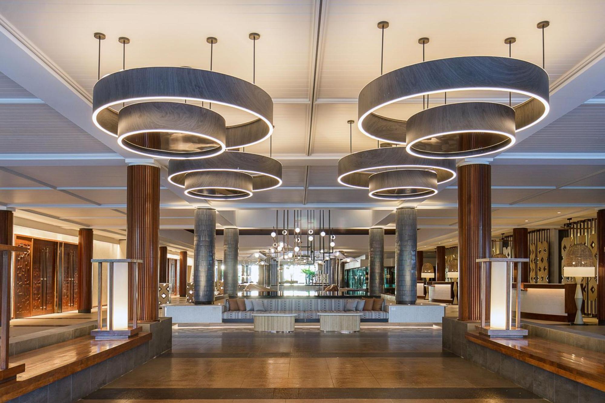 Sheraton Fiji Golf & Beach Resort Denarau Island Bagian luar foto The lobby of the hotel