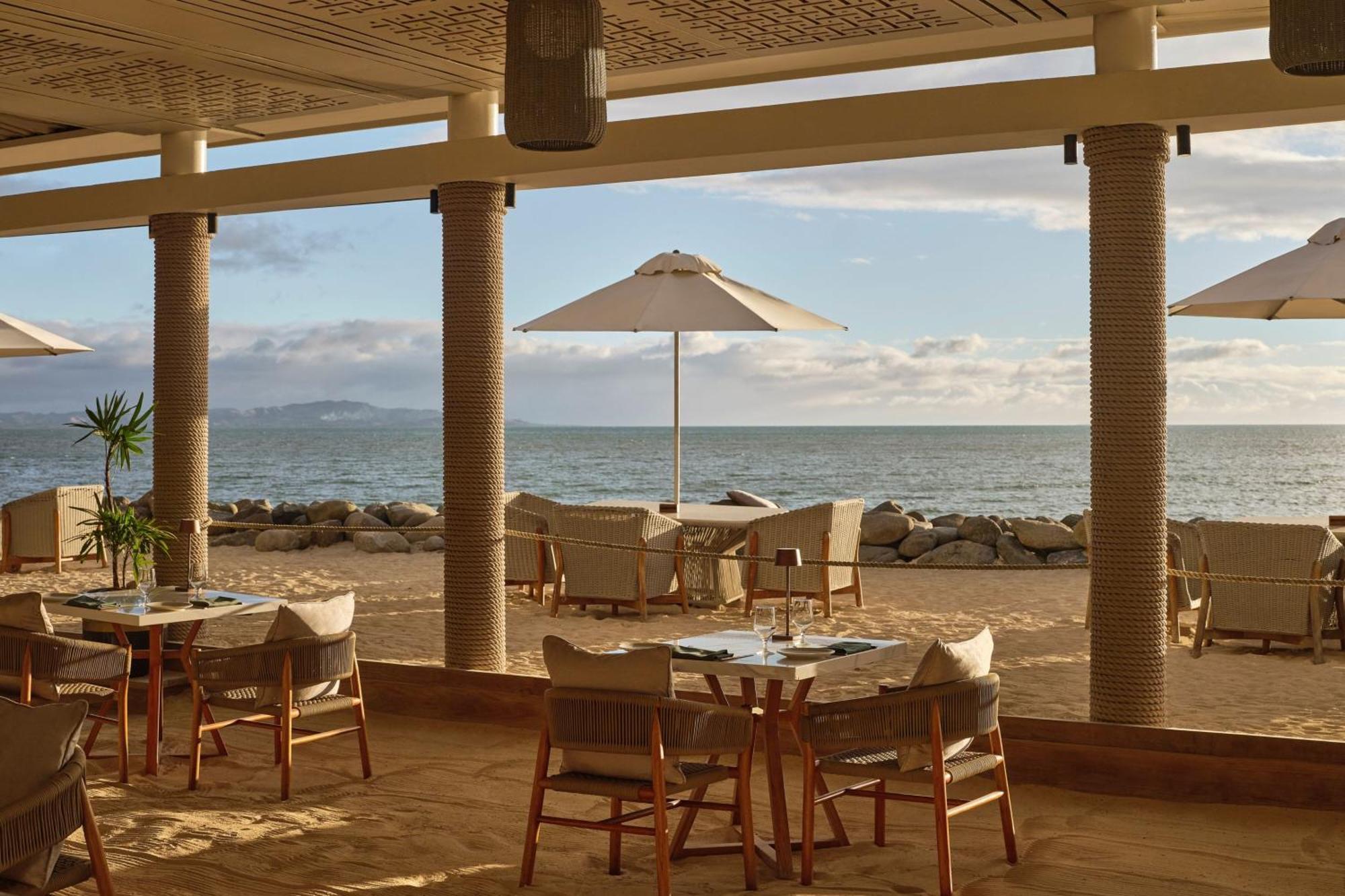 Sheraton Fiji Golf & Beach Resort Denarau Island Bagian luar foto Beachfront dining at the Four Seasons Resort
