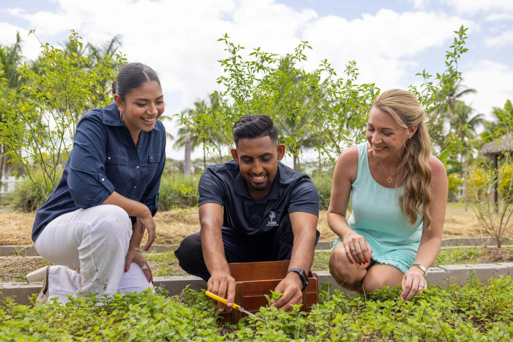 Sheraton Fiji Golf & Beach Resort Denarau Island Bagian luar foto The 2019 winners of the Global Teacher Prize, Manjula Anuruddhna, Sri Lanka and Megan Wilson, United States